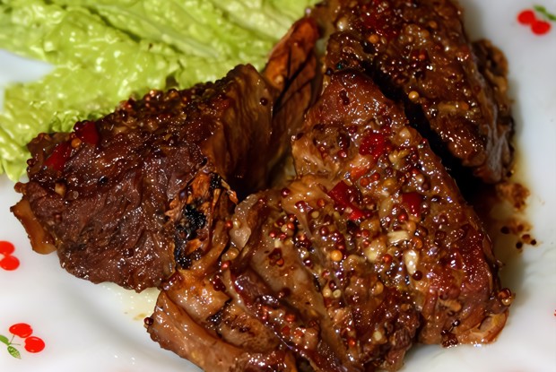 Говяжьи ребра, запеченные в медово-горчичном маринаде