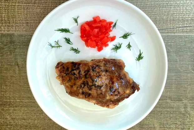 Говяжий край с греческим йогуртом и чабером