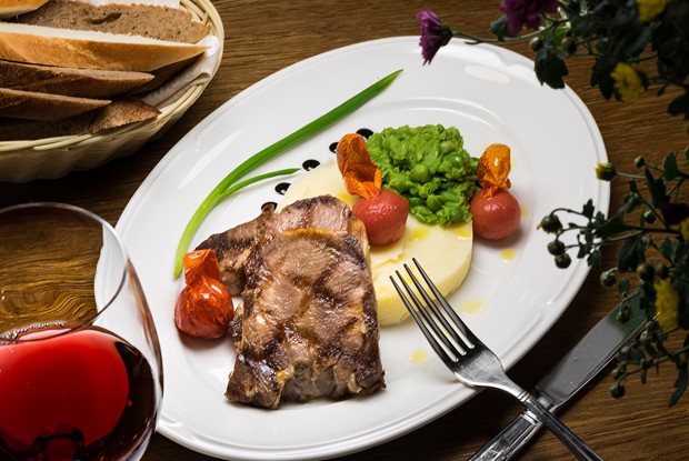 Говяжий язык на гриле с картофельным пюре и зеленым горошком