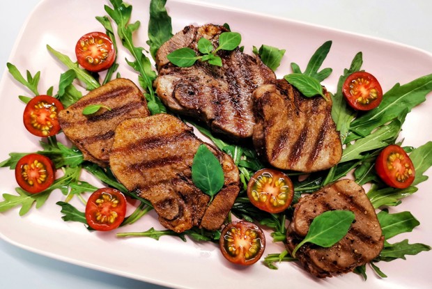 Говяжий язык, обжаренный на сковороде гриль