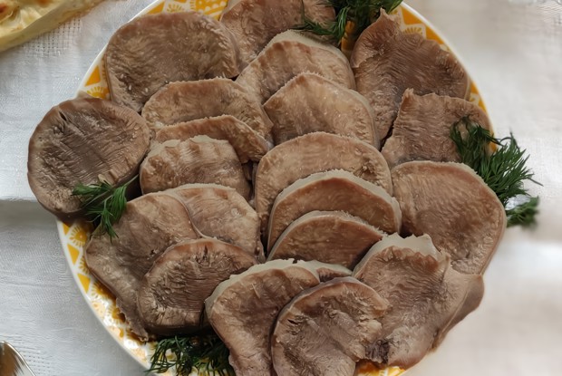 Говяжий язык с кориандром