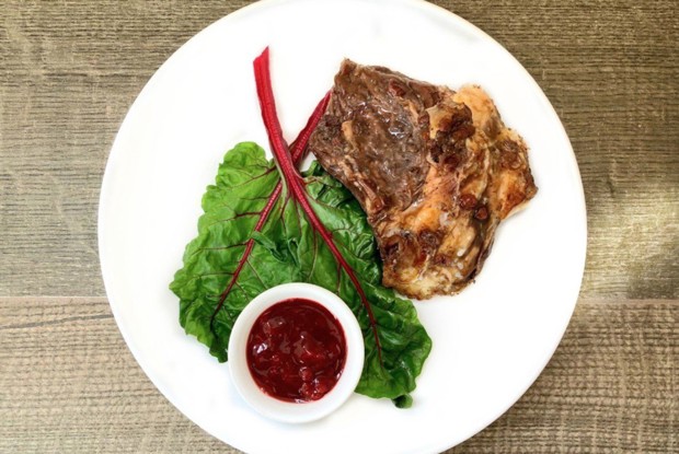 Говяжья грудинка с брусничным соусом