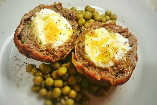 Говяжья котлета с яйцом всмятку