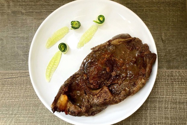 Говяжья лопатка с брусничным соусом