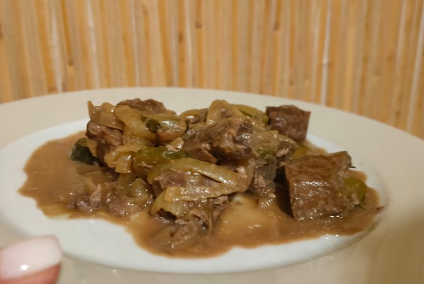 Говяжья печень тушенная с луком и маринованными огурцами