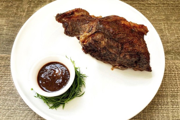 Говяжья рулька с соусом барбекю