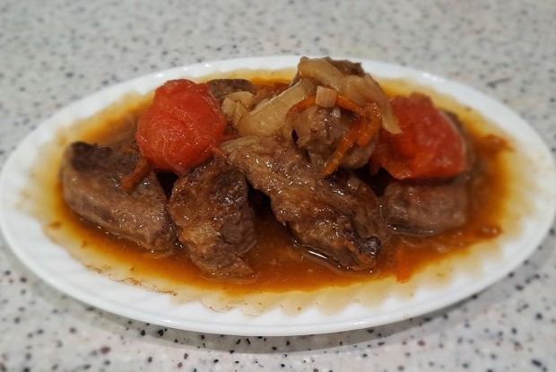 Говяжья вырезка на сковороде