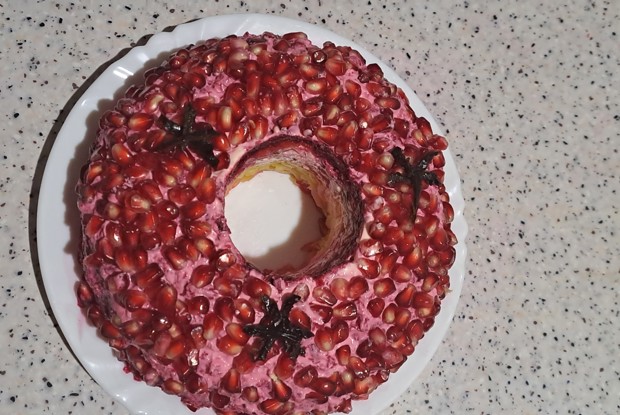 «Гранатовый браслет» с черносливом и копченой куриной грудкой