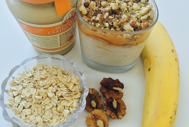 Гранола с бананом и арахисовой пастой