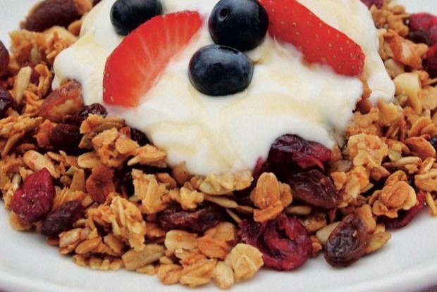 Гранола с фруктами и орехами