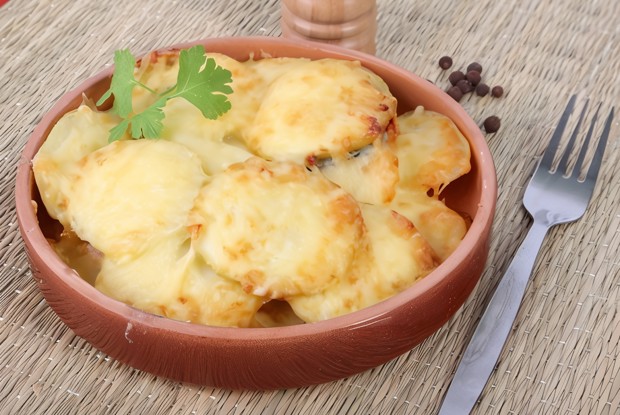 Гратен из батата со сливками и пармезаном