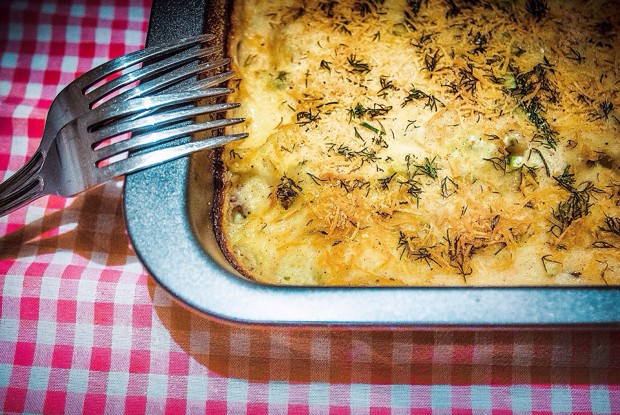 Гратен из цветной капусты и брокколи под соусом из сыра с плесенью