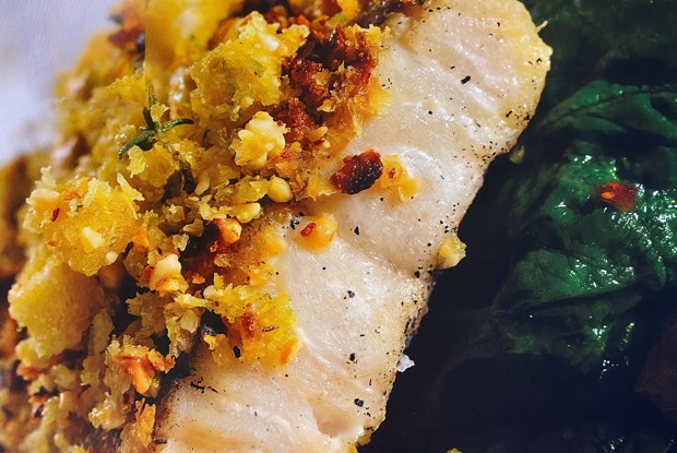 Гратен из сибаса под соусом из вина карменер, с травами, шпинатом, каштанами и пиньонес