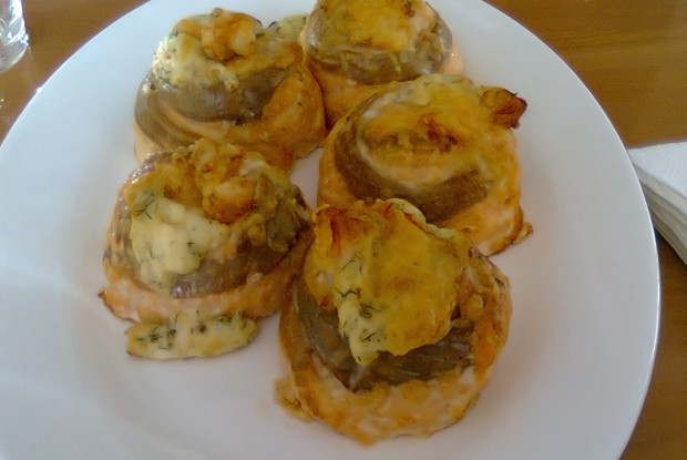 Гратини (рулетики из семги с креветками и сыром, запеченные в духовке)