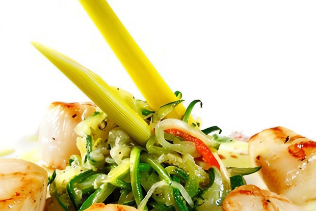 Гребешки на гриле с салатом из корня сельдерея