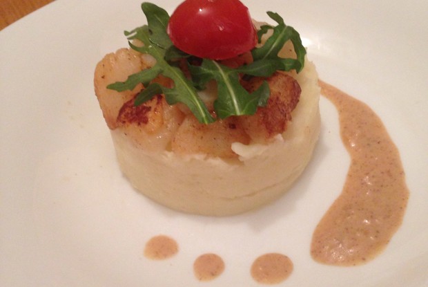 Гребешки на планше из картофеля с трюфельным маслом