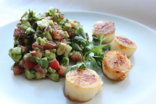 Гребешки с тартаром из авокадо