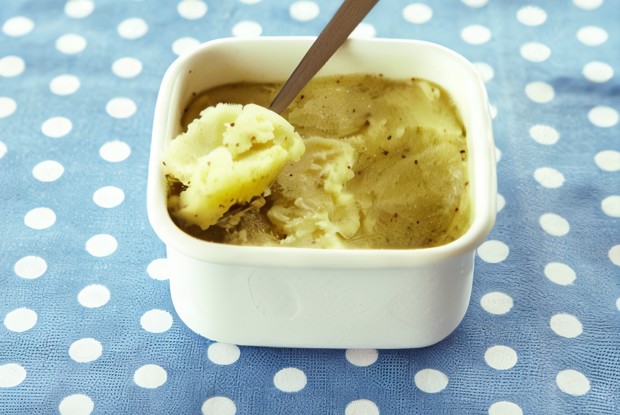 Греческая картофельная закуска с миндалем и чесноком