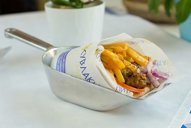 Греческая пита с сувлаки из курицы