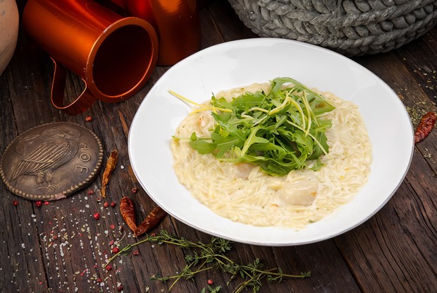 Греческие макароны с гребешками в сливочном соусе