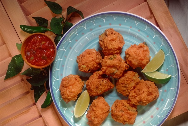 Греческие томатные оладьи с фетой (Ntomatokeftedes)