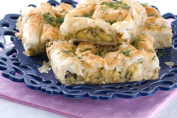 Греческий пирог с цукини, фетой и зеленью (Kolokithopita)