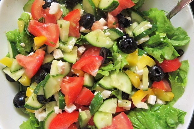 Греческий салат с красным луком