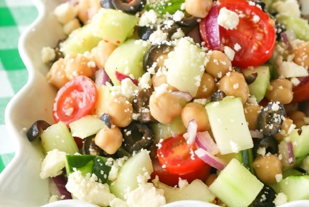 Греческий салат с нутом и фетой