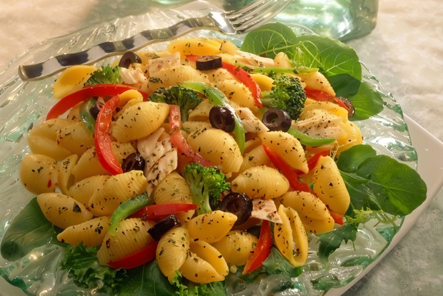 Греческий салат с пастой и тунцом