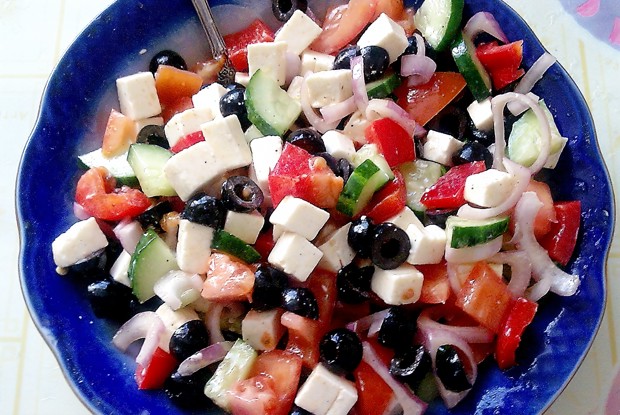 Греческий салат с плавленым сыром