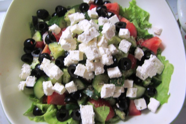 Греческий салат со шпинатом