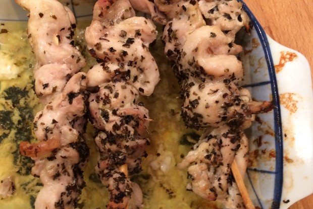 Греческий ужин с курицей сувлаки и салатом из репы