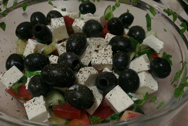 Греческий салат с зеленью