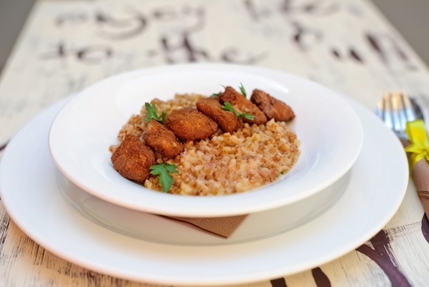 Гречетто с лимоном, куриными желудочками и сыром пармезан