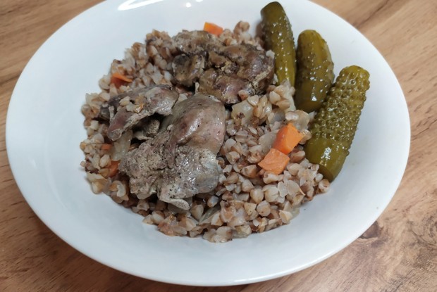 Гречка с куриной печенью и овощами