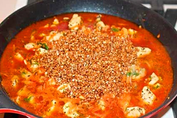 Гречка с мясом и томатной пастой