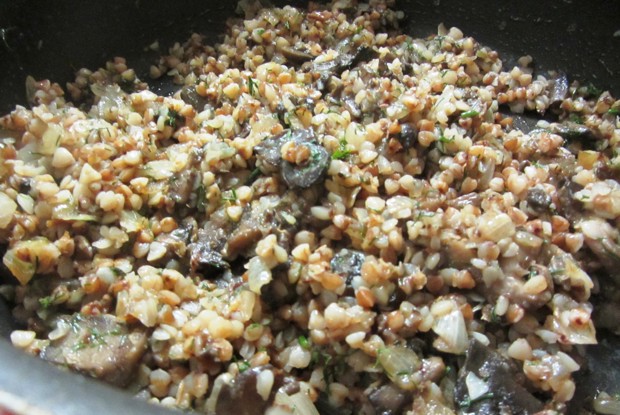 Гречневая каша с грибами и луком
