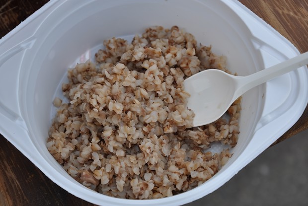 Гречневая каша с тушенкой, печеночным паштетом и килькой в томатном соусе