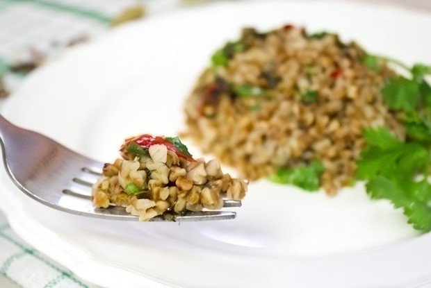 Гречневая каша со шпинатом и перцем чили