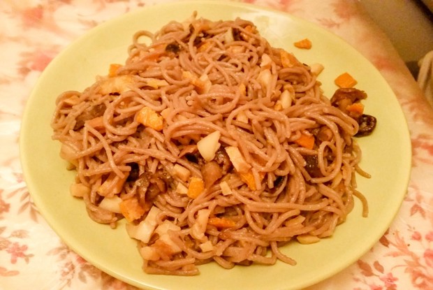 Гречневая лапша с кальмарами, грибами и цедрой