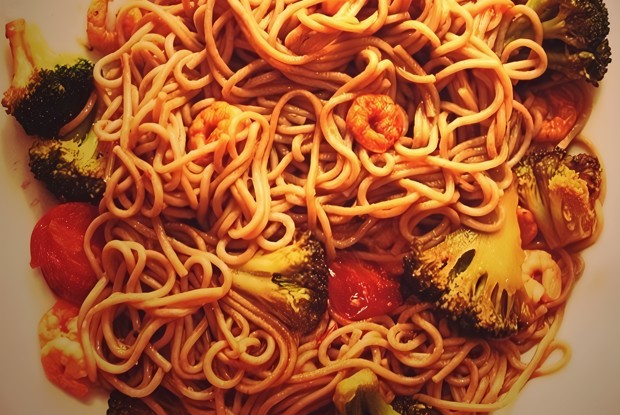 Гречневая лапша с креветками, брокколи и помидорами черри