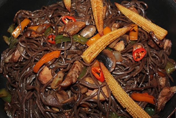 Гречневая лапша с курицей-терияки