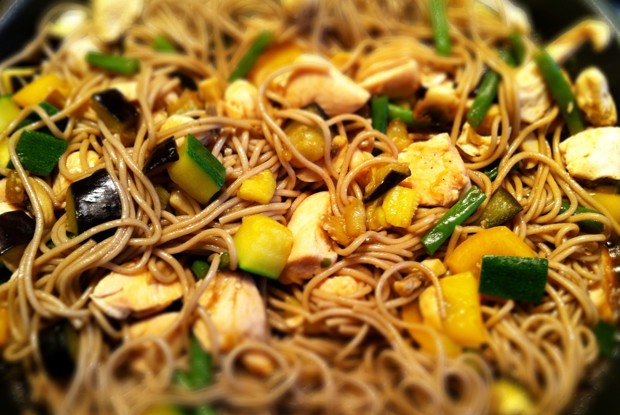 Гречневая лапша с овощами и креветками