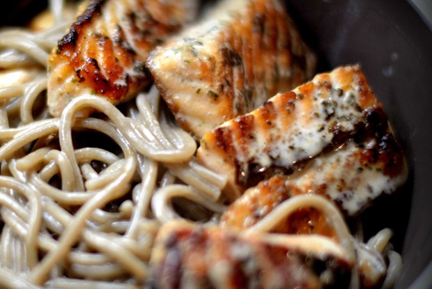 Гречневая лапша (соба) с красной рыбой в сырном соусе