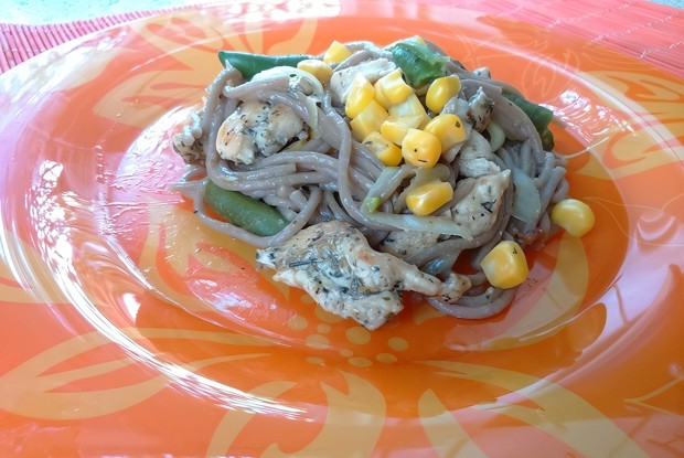 Гречневая лапша соба с курицей и овощами