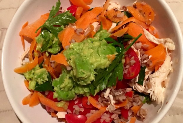 Гречневая крупа с авокадо, помидорами черри и кунжутом