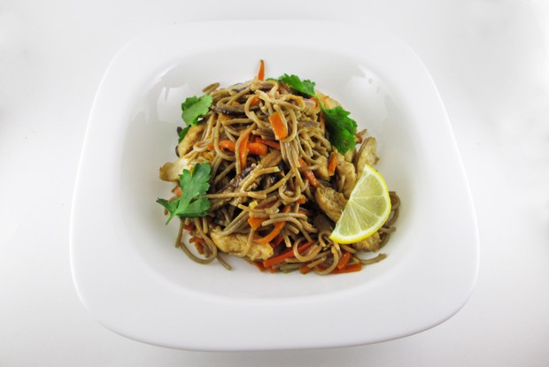 Гречневая лапша с грибами шиитаке и курицей