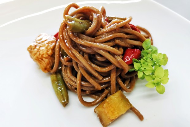 Гречневая лапша с индейкой и овощами в соусе терияки