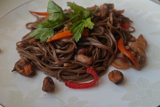 Гречневая лапша с морепродуктами