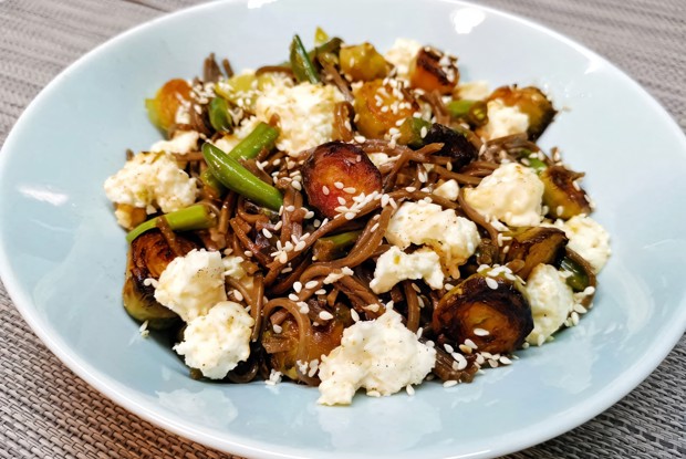 Гречневая лапша с овощами и адыгейским сыром